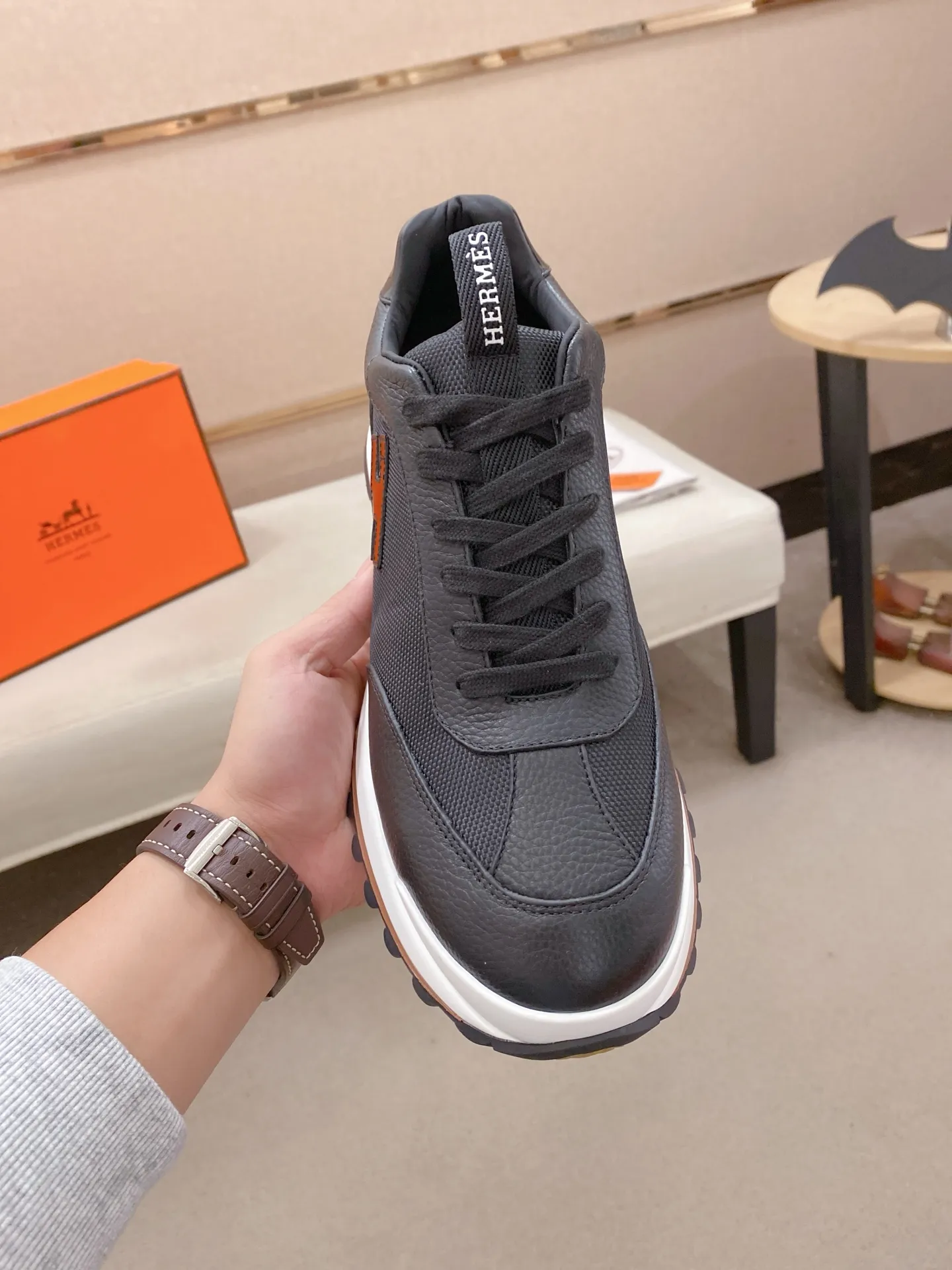 Men's shoes💰: 640💰HERMES/Hermes Leader sneakers! Tech twill, calfskin and suede goatskin sneakers featuring paneled multicolor twill, calfskin and suede. Lightweight geometric sole for a stylish urban look. Product details: White and orange rubber sole Black rubber sole with orange rubber insert Light natural leather insert White rubber toe cap Beige lambskin insole and lining Cotton strap, rubber lettering Sole height: 4cm Size: 38-39-40-41-42-43-44 (45.46 custom-made)